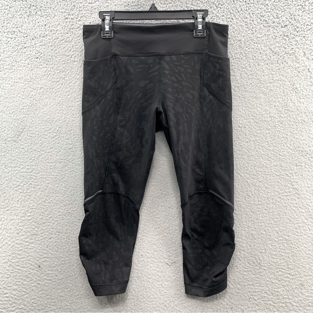 Lululemon Women’s Cropped Black Printed Cinched Side Capri Yoga leggings Size 6